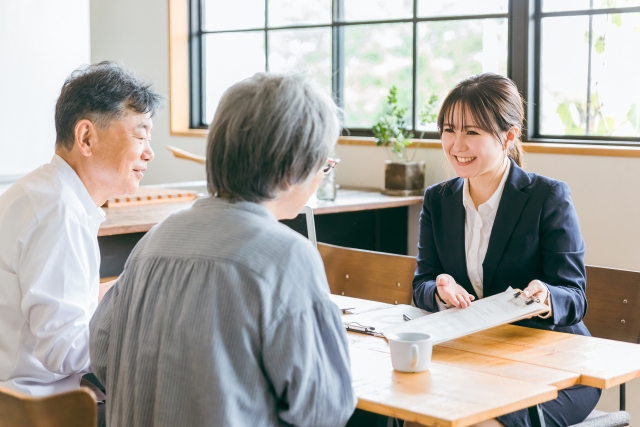 媒介契約の説明をしているイメージ